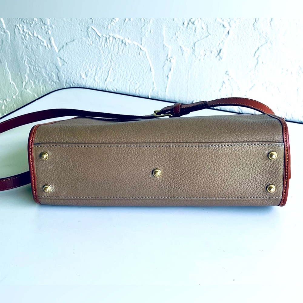 ♦️HOST PICK♦️VINTAGE DOONEY AND BOURKE SHOULDER BAG CRÈME WITH TAN TRIM - Picture 7 of 16